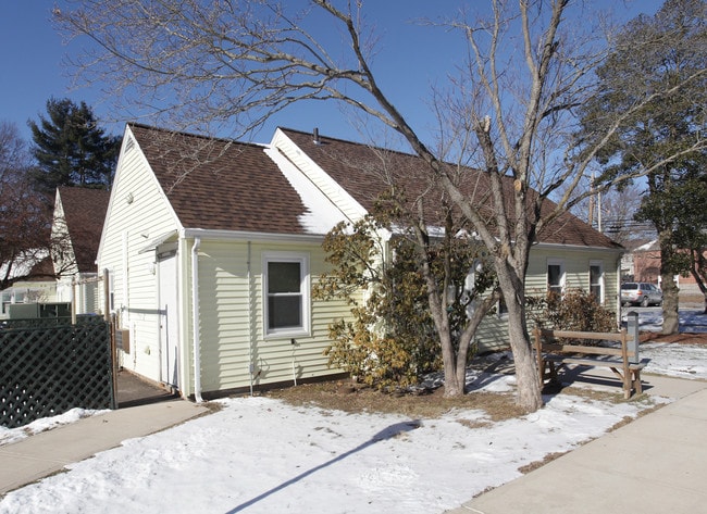 Maple Court in Suffield, CT - Building Photo - Building Photo