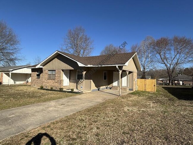 403 Rhode Island St in Beebe, AR - Building Photo - Building Photo