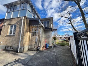 69-52 Cloverdale Blvd in Queens, NY - Building Photo - Building Photo