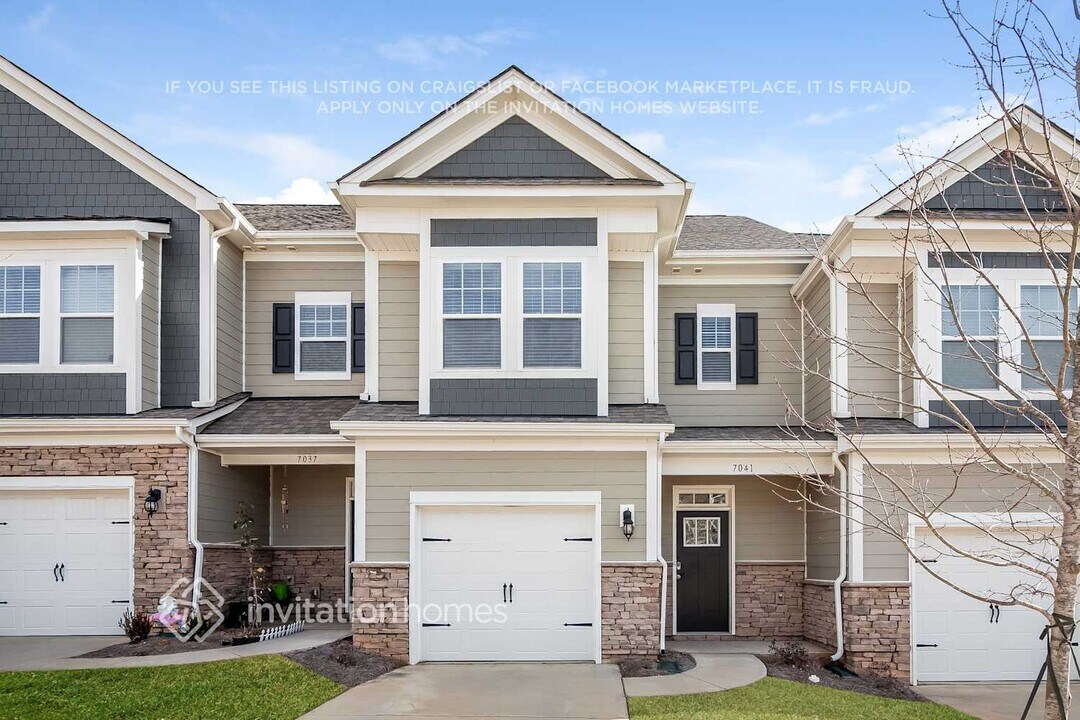 7041 Harris Bay Rd in Charlotte, NC - Building Photo