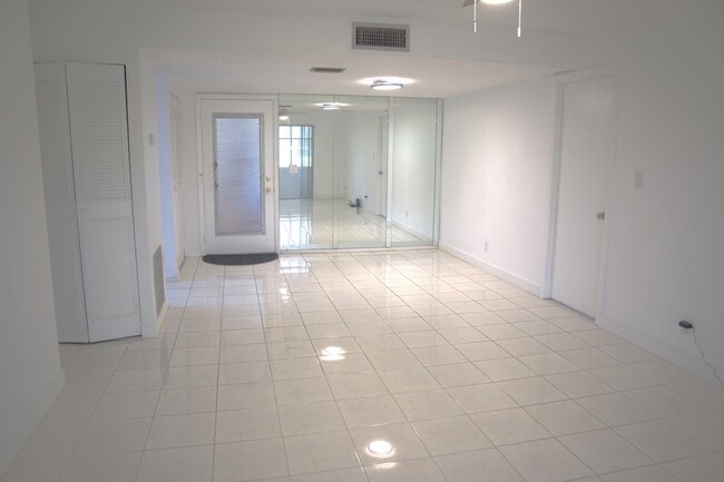 198 Lake Evelyn Dr in West Palm Beach, FL - Building Photo - Building Photo