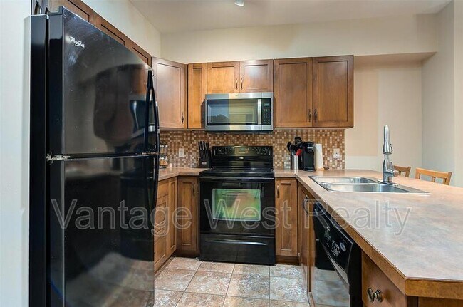 654-654 Cook Rd in Kelowna, BC - Building Photo - Building Photo