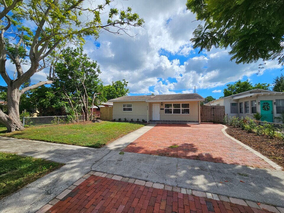 5630 Dartmouth Ave N in St. Petersburg, FL - Building Photo