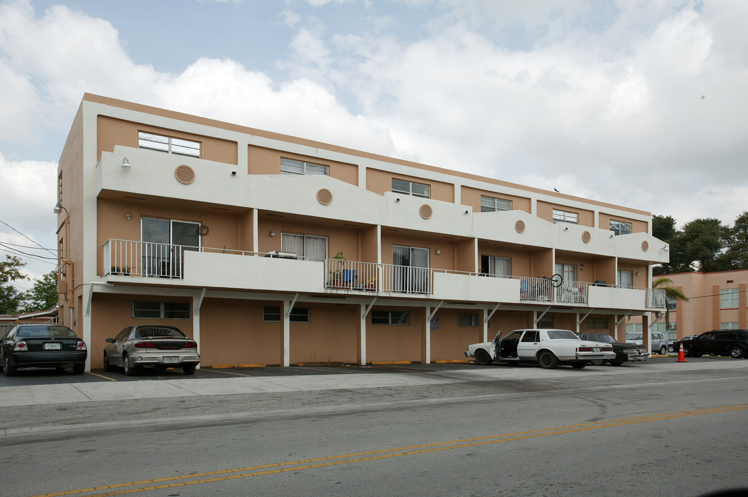 298 E 4th St in Hialeah, FL - Building Photo