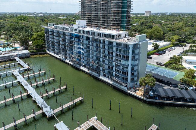 Palm Bay Club in Miami, FL - Foto de edificio - Building Photo