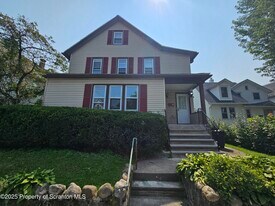 1042 Taylor Ave in Scranton, PA - Building Photo
