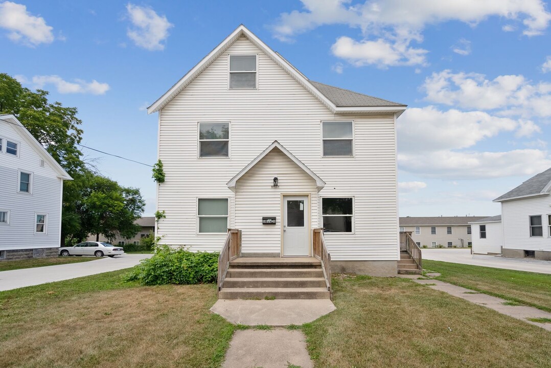 1015 W 22nd St in Cedar Falls, IA - Building Photo