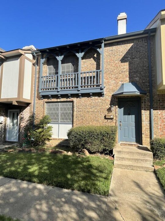 292 Westview Terrace in Arlington, TX - Building Photo