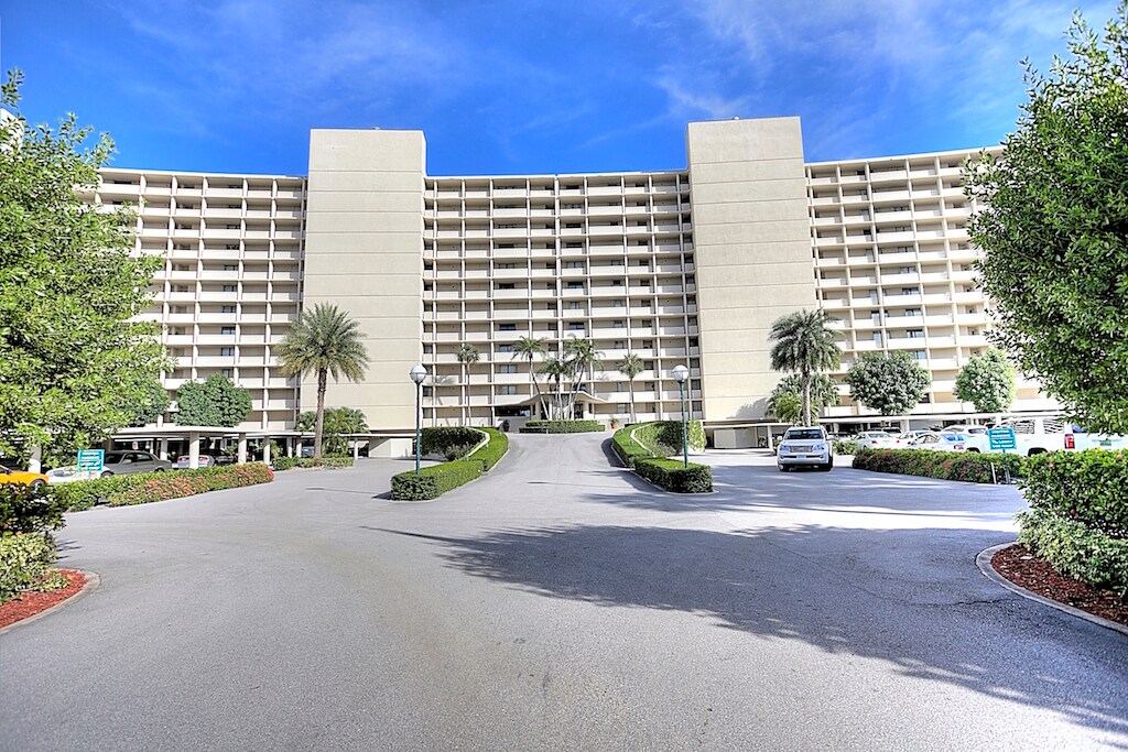 122 Lakeshore Dr in North Palm Beach, FL - Building Photo