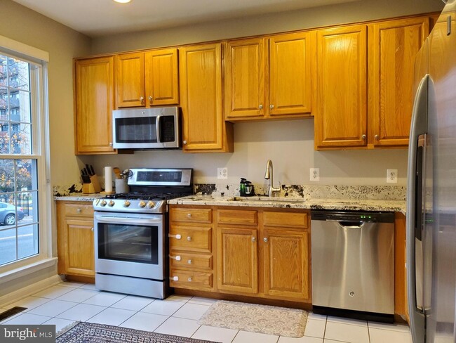 6030 Lincolnia Rd in Alexandria, VA - Foto de edificio - Building Photo