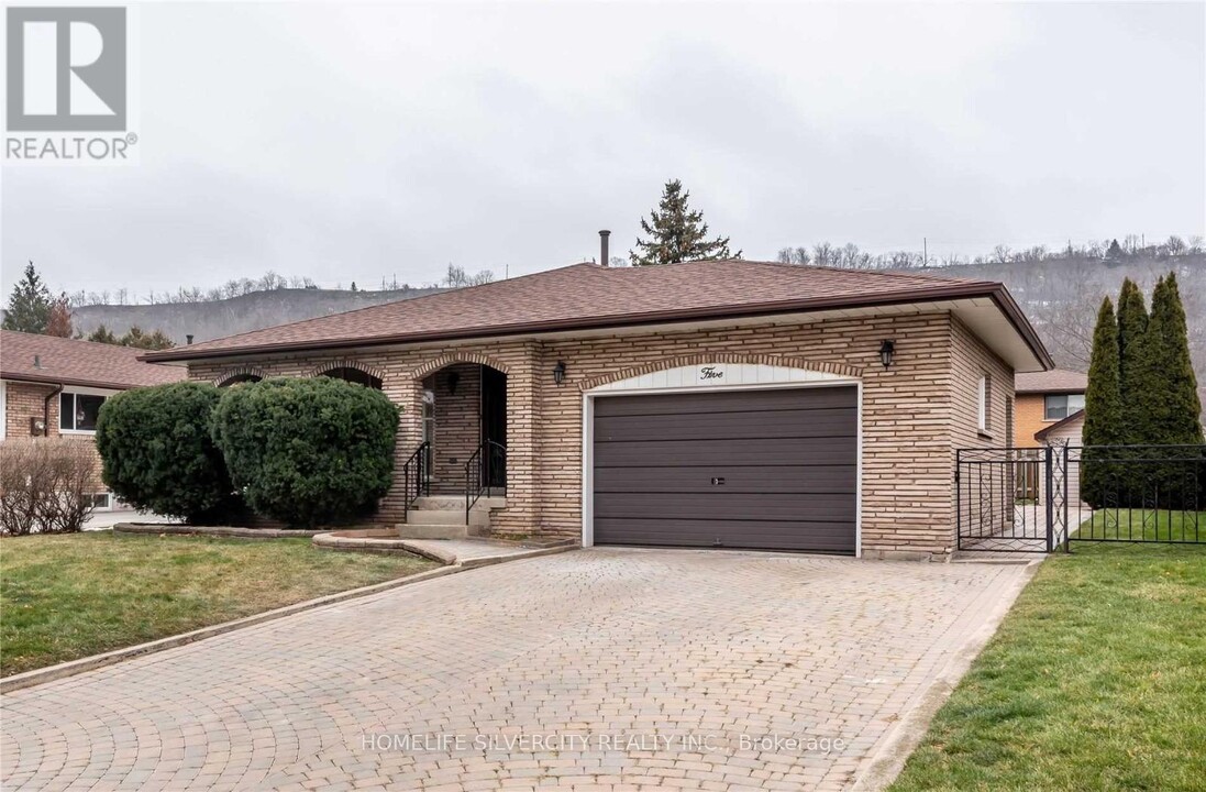 5 Teak St in Hamilton, ON - Building Photo
