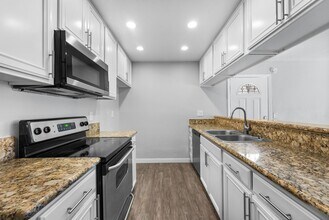 Park Plaza Apartments in Santa Ana, CA - Foto de edificio - Building Photo