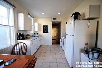 81 Gibbs St, Unit 3 in Brookline, MA - Building Photo - Building Photo