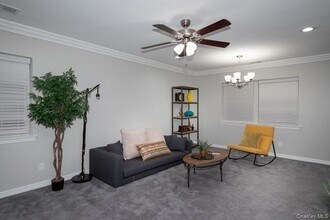 49 D Old Oak Ln in Levittown, NY - Building Photo - Building Photo