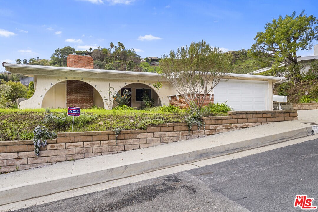 1295 El Hito Cir in Los Angeles, CA - Building Photo