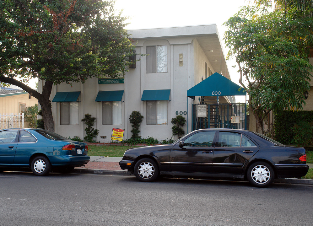 600 Venice Way in Inglewood, CA - Building Photo