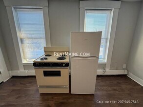 74 Court St, Unit Apt #4 in Bangor, ME - Building Photo - Building Photo