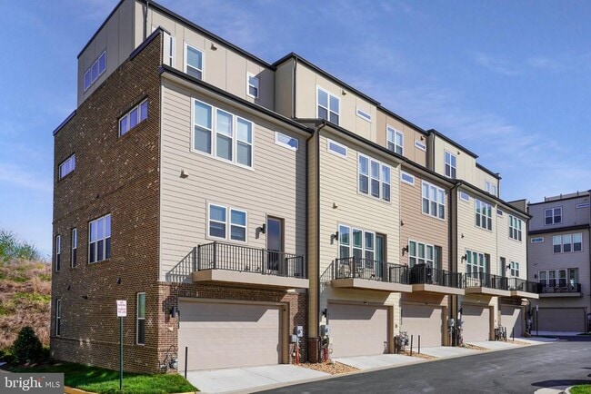 14301 Beckett Glen Cir in Chantilly, VA - Building Photo - Building Photo