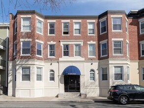 25 Chester St, Unit 4 in Boston, MA - Foto de edificio - Building Photo