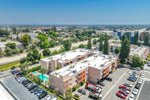 6815 Remmet Ave in Canoga Park, CA - Foto de edificio - Building Photo