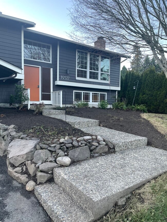 19527 30th Ave NE in Shoreline, WA - Building Photo - Building Photo