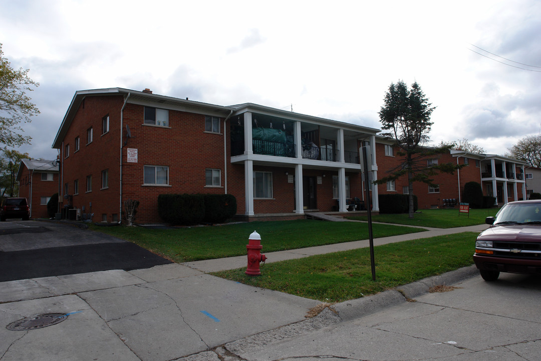 Manis Manor in Warren, MI - Foto de edificio