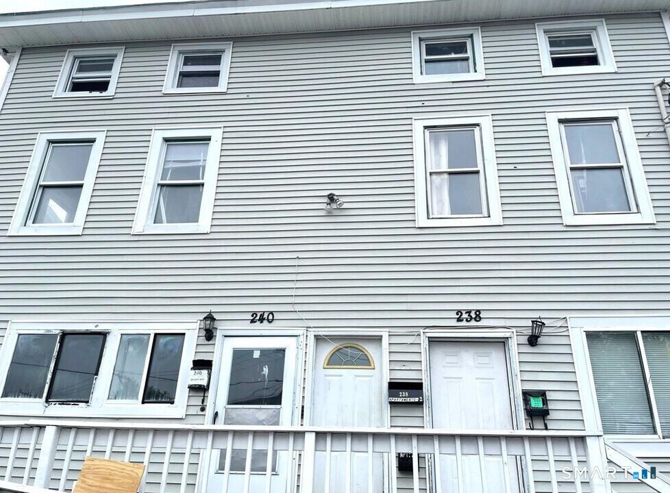 240 Wood Ave in Bridgeport, CT - Building Photo