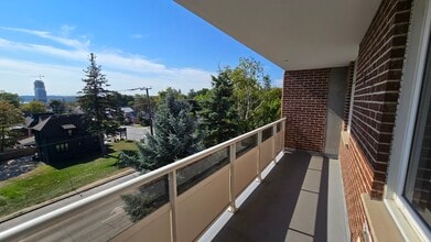 2 Grove St in Barrie, ON - Building Photo - Building Photo