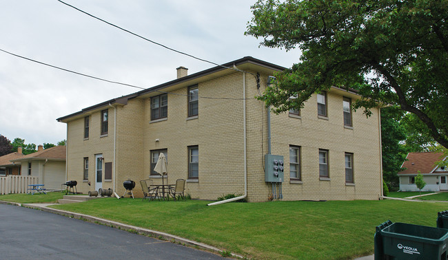 1002 5th Ave in Grafton, WI - Building Photo - Building Photo