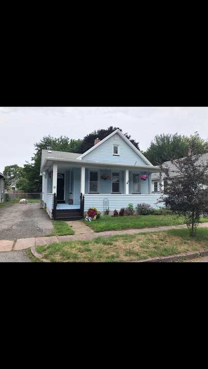 51 Allmeroth St in Rochester, NY - Foto de edificio