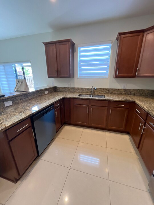 8856 NW 102nd Pl in Doral, FL - Building Photo