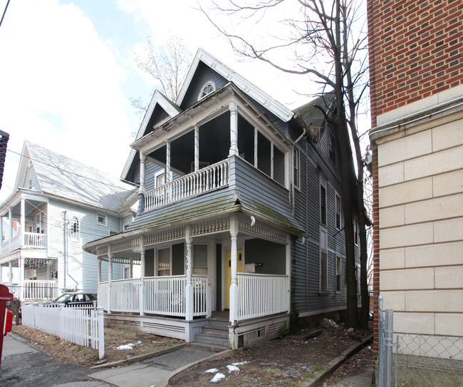 259 Grove St in Waterbury, CT - Building Photo - Building Photo