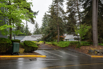 9302-9470 Redmond Woodinville Rd NE in Redmond, WA - Foto de edificio - Building Photo