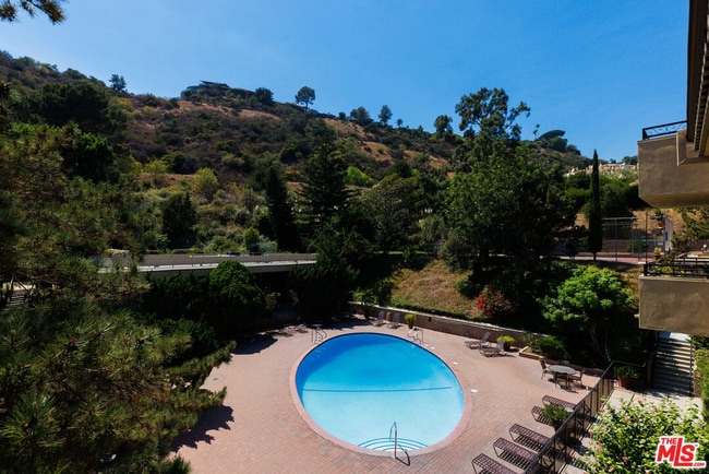 6760 Hillpark Dr, Unit 408 in Los Angeles, CA - Building Photo - Building Photo