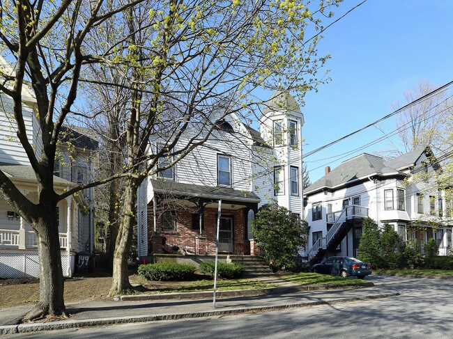 145 Brown St in Waltham, MA - Foto de edificio - Building Photo