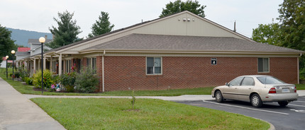 New Castle Manor in New Castle, VA - Building Photo - Building Photo