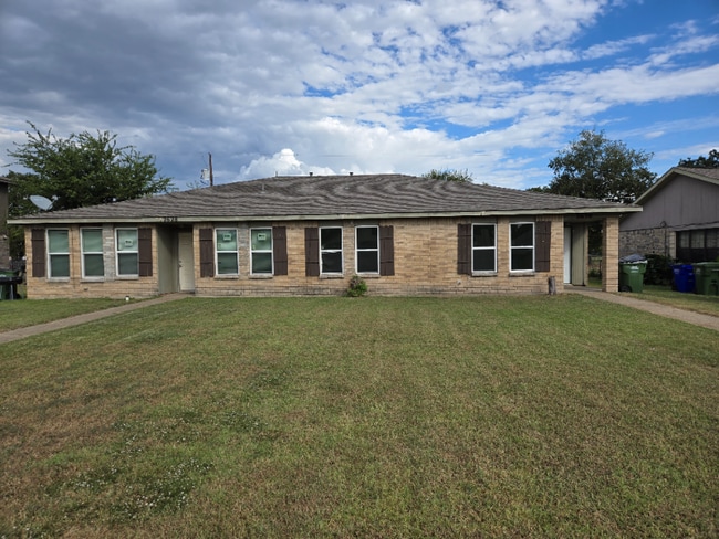 2630 Cottonwood Ln in Balch Springs, TX - Foto de edificio - Building Photo