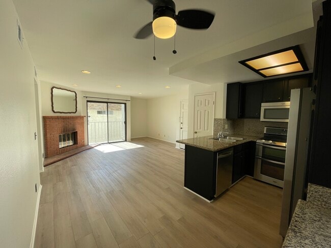 10740 Lawler St, Unit 10 in Los Angeles, CA - Foto de edificio - Building Photo