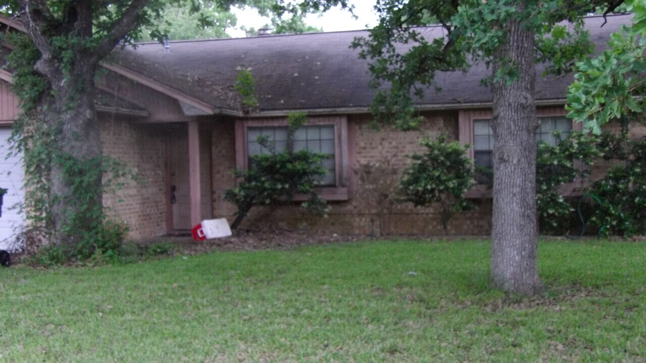 3104 Forestwood Dr in Bryan, TX - Building Photo