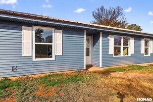 215 Oxford Ln in Warner Robins, GA - Building Photo