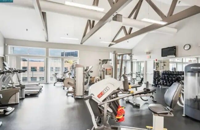 6400 Christie Ave, Unit Penthouse top flr in Emeryville, CA - Building Photo - Building Photo