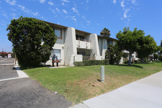 Crown Villa Apartments in Garden Grove, CA - Building Photo - Building Photo