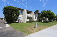 Crown Villa Apartments in Garden Grove, CA - Foto de edificio - Building Photo