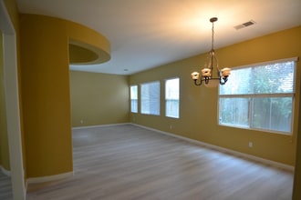 5617 Via Cervano in Bakersfield, CA - Foto de edificio - Building Photo