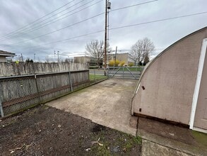 410-416 SE Debbie St in McMinnville, OR - Building Photo - Building Photo