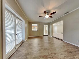 109 Valley Cir in Brandon, FL - Building Photo