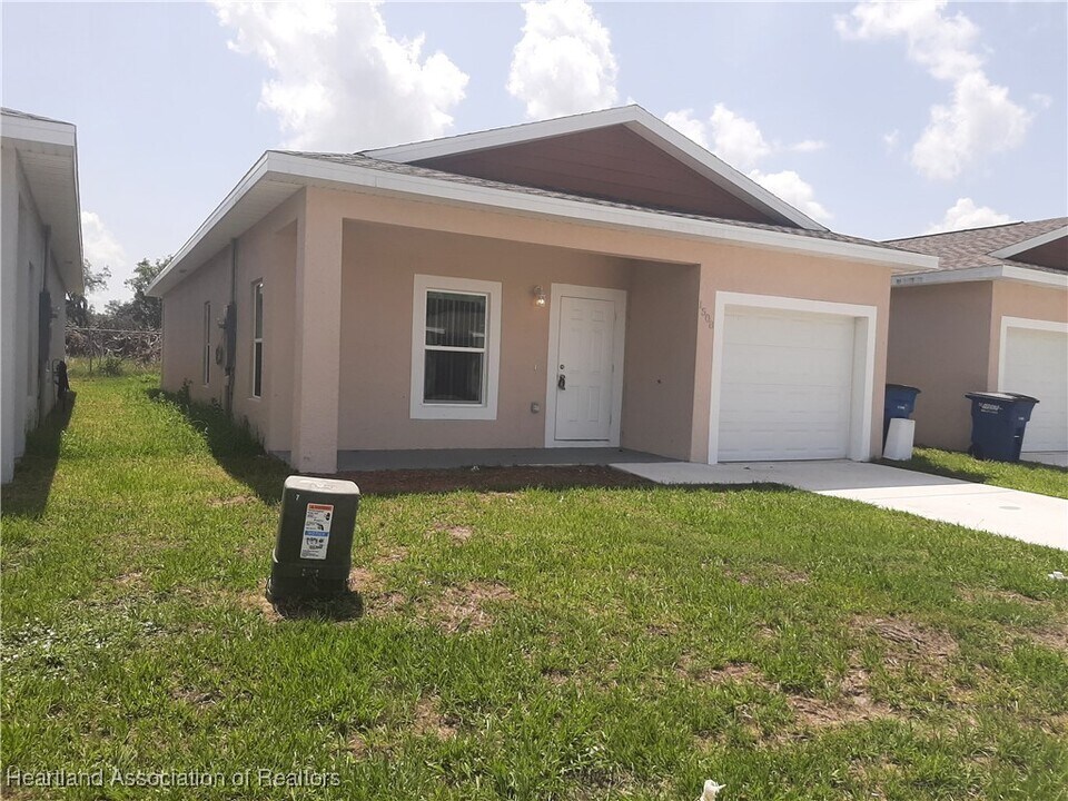 1508 Las Villas Blvd in Sebring, FL - Foto de edificio