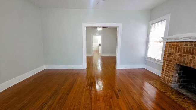 2039 W Main St in Houston, TX - Foto de edificio - Building Photo