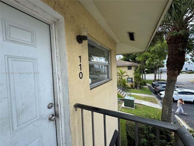 15699 SW 73rd Cir Terrace in Miami, FL - Building Photo - Building Photo