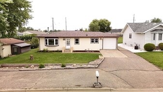 9 27th St NW in Minot, ND - Building Photo